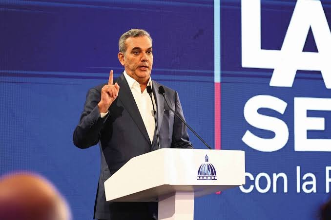 Abinader atribuye cuestionamientos sobre subsidios sociales a reducción de la pobreza en RD