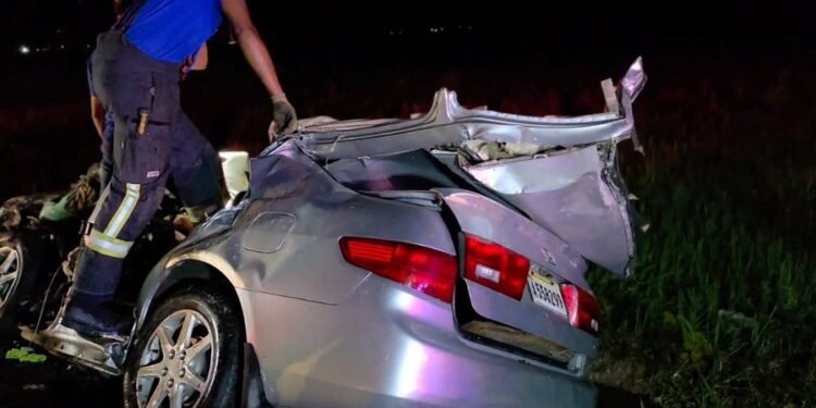 Muere joven y mujer resulta gravemente herida en accidente en la autopista Duarte, en Santiago