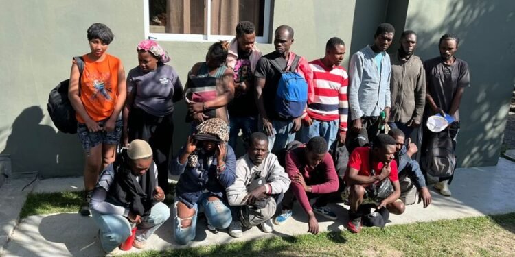 Detienen a conductor de camión que transportaba a 44 haitianos en condición migratoria irregular en Villa Tapia