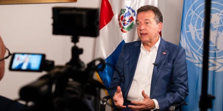 “Que no se dejen engañar, no es un juego”, advierte canciller a dominicanos por ofertas de empleo en Rusia