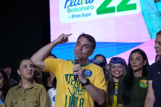 El partido de Flávio Bolsonaro reconoce la victoria de Lula da Silva en Brasil