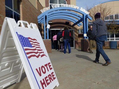 Jueza federal ordena suspender investigaciones sobre votantes extranjeros en nueve estados de EE. UU.